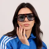 Lentes de sol estilo aviador con marco grueso de acetato negro y cristales oscuros polarizados con protección UV400.