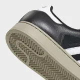 Championes Adidas Superstar II, color negro con las tres bandas características en blanco y suela de goma en tono tostado con la clásica puntera de goma.