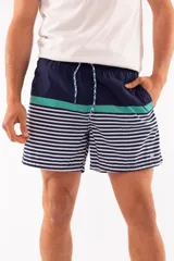 Short de baño azul con franjas horizontales en celeste y azul claro. Cuenta con cintura elástica ajustable con cordón, dos bolsillos laterales y uno trasero.