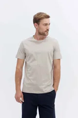 Remera de algodón verde militar, de corte clásico con cuello redondo y mangas cortas.