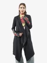 Saco tipo cárdigan largo de tejido térmico color negro, con diseño de frente abierto tipo chal y mangas largas decoradas con apliques florales bordados.