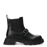 Botas tipo Chelsea de caña media, confeccionadas en material sintético color negro. Presentan elásticos laterales para un calce sencillo, suela track con plataforma y un detalle de hebillas metálicas circulares en la parte frontal.