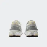 Championes urbanos New Balance modelo U9060AUB, color gris con detalles en blanco y beige, confeccionados en gamuza y malla, con logo "N" característico en los laterales y entresuela ABZORB.