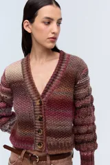 Cardigan de lana multicolor con matices en bordo, escote en V y cierre frontal con botones.