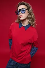 Remera de algodón con corte boxy fit, de silueta amplia, hombros caídos y aberturas laterales.