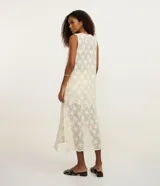 Salida de playa tipo kimono color crema con bordado de palmeras, escote en V y lazo delantero.