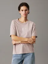 Remera de corte holgado confeccionada en algodón, con cuello redondo y mangas cortas. Presenta el logo de Calvin Klein Jeans bordado en relieve en el centro del pecho.