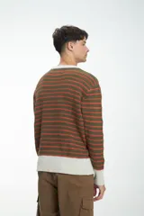 Buzo de punto a rayas horizontales color arena y azul marino, con cuello, puños y ruedo acanalados en marrón.