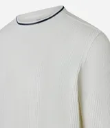 Remera de manga larga azul marino con textura vertical, cuello redondo y puños con ribetes blancos.