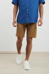 Bermuda de gabardina color tostado, con corte recto, bolsillos laterales y cierre frontal con botón.