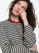 Remera de dormir de corte oversize con estampado de rayas horizontales, confeccionada en algodón con elastano. Presenta cuello redondo en rib de color rojo contrastante y mangas largas.