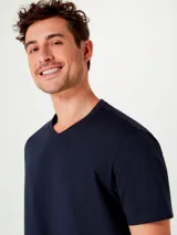 Camiseta de manga corta azul marino con cuello en V y logo bordado en el pecho.