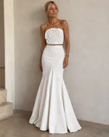 Top strapless verde claro con gran detalle de flor tridimensional en el centro confeccionada con volados fruncidos.