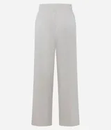 Pantalón deportivo de corte recto confeccionado en una mezcla de poliéster, modal y elastano. Presenta cintura elástica con cordón ajustable y detalle en rib, ofreciendo un calce cómodo y versátil.