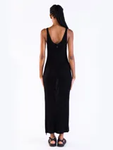 Vestido midi sin mangas confeccionado en punto jersey de tejido italiano con hilo Lurex en dos colores que aporta brillo sutil. Presenta escote bote redondeado y aberturas laterales.