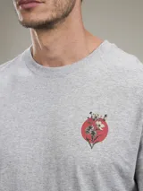 Remera gris de algodón con estampado pequeño de corazón con flores en el pecho.