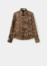 Camisa de tejido satinado con estampado de leopardo, corte recto, manga larga con puños abotonados, cuello camisero y cierre delantero con botones.