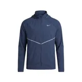Campera deportiva Nike modelo Rapel Miller para hombre, en color azul oscuro, con capucha, cierre frontal completo y detalles reflectantes en el pecho.