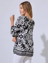 Blusa estampada marca Ruby Rd, con escote en V y lazo de ajuste. Manga raglán amplia.