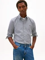 Camisa de manga larga Tommy Hilfiger con diseño de rayas clásicas, cuello abotonado y cierre frontal de botones. Cuenta con el logo bordado en el pecho.