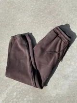 Pantalón de jogging marrón de felpa con cintura y tobillos elastizados.