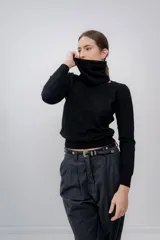 Cuello tipo polera confeccionado en cashmere negro.