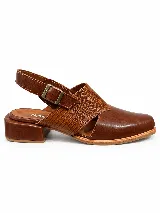 Zapato de cuero marrón que combina una capellada lisa con un panel texturizado y diseño de talón descubierto con tira ajustable y hebilla metálica.