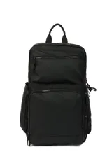 Mochila urbana de diseño minimalista en color negro, confeccionada en poliuretano. Cuenta con un compartimento principal amplio, un bolsillo frontal grande con cierre y un diseño ergonómico con correas ajustables.