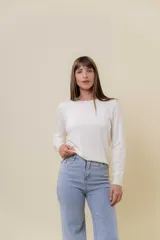 Buzo de punto color beige melange, de manga larga, cuello redondo y corte recto.