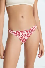 Bombacha tipo colaless de tiro medio, con estampado de corazones y letras en color rojo sobre base color crema.