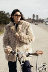 Campera oversize de largo medio en piel sintética, de diseño relajado con bolsillos funcionales y detalles bordados en la espalda.