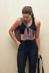 Pantalón tipo babucha de corte deportivo, color negro, con pretina alta, bolsillos laterales y puños elásticos en los tobillos.