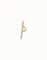 Charm colgante con forma de letra 'P' mayúscula, de diseño orgánico y fluido, con acabado dorado brillante. Incluye un pequeño aro para sujetar a una cadena o pulsera.