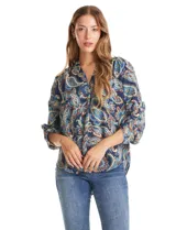 Blusa de gasa con estampado de estilo paisley en tonos azules, marrones y celestes. Presenta cuello a la base con escote en V y mangas largas con sistema de ajuste mediante presilla y botón.