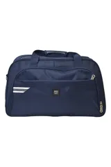 Bolso deportivo azul marino con doble asa de mano y correa larga regulable. Tiene un bolsillo frontal con cierre y detalles de diseño en blanco.