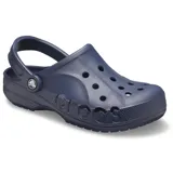 Zueco Crocs modelo Baya, color gris claro, con diseño ergonómico, perforaciones para ventilación y logo de la marca en el lateral. Cuenta con correa pivotante en el talón.