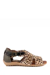 Sandalia baja combinada de cuero, con diseño animal print en el empeine, talón verde militar y tira con hebilla lateral en color negro de textura croco.