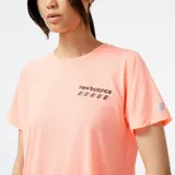 Remera deportiva color salmón con logo de New Balance estampado en el pecho.