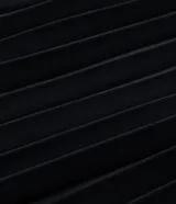 Pollera midi plisada color negro con cintura elástica.