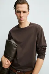 Camiseta de manga larga con corte relajado y cuello redondo, confeccionada en tejido con acabado mercerizado.