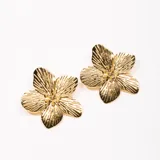 Par de aros colgantes dorados con forma de flor de cinco pétalos con textura acanalada.