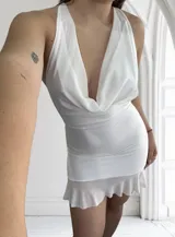 Vestido corto blanco de fiesta, con escote drapeado y espalda descubierta.