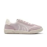 Championes deportivos de mujer, color lila pálido con detalles en blanco hueso. Diseño de corte bajo con cordones blancos y suela gruesa de goma color crema. Presenta un diseño lateral con líneas curvas superpuestas.
