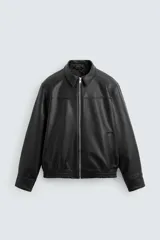 Cazadora bomber de efecto piel color marrón oscuro, con cuello solapa, cierre frontal de cremallera, bolsillos de vivo en cadera y bajo elástico.