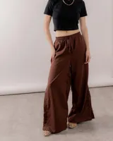 Pantalón de silueta amplia y calce relajado, color marrón, confeccionado en mezcla de lino y viscosa. Presenta cintura elastizada con lazo regulable y bolsillos laterales.
