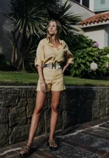 Short amarillo de lino con cintura alta y corte clásico.