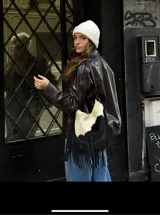 Cartera bandolera de cuero con pelo de vaca en blanco y negro y flecos largos de cuero negro. Tiene correa larga regulable para usar cruzada o al hombro, cierre y bolsillo interior.