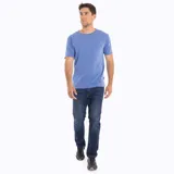 Remera de algodón color azul con cuello redondo, mangas cortas y un bolsillo aplicado en el pecho.