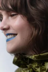 Chaqueta de nylon con acabado satinado, diseño oversize, cuello subido ajustable con cordones, cierre frontal con botones, mangas largas con puños elásticos y bajo con elástico.