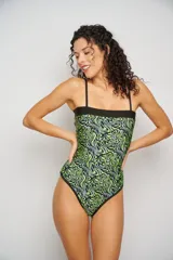 Malla entera con estampado abstracto en tonos verde lima y negro, con breteles finos ajustables y elástico ancho en el busto.